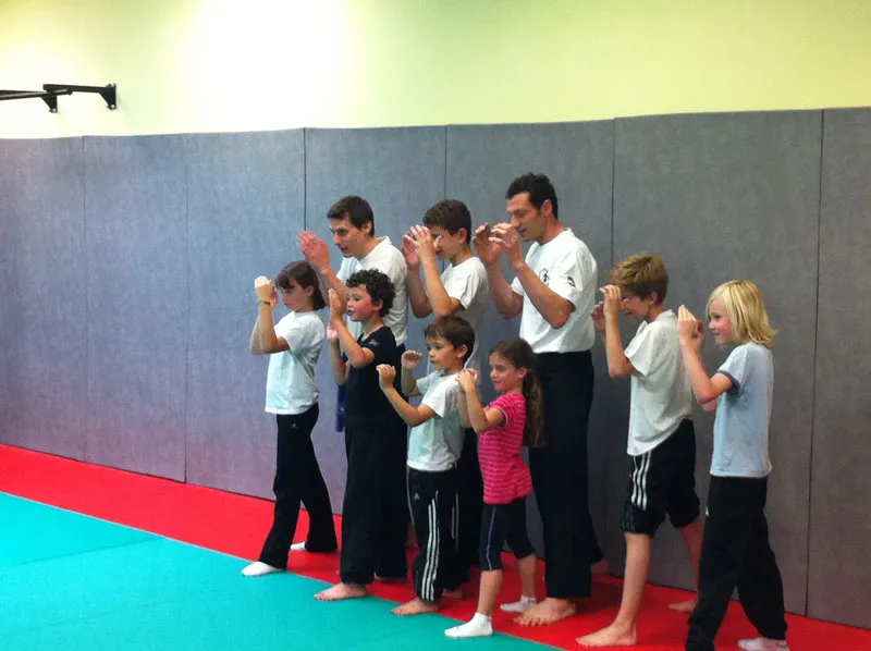 Un groupe d’enfants en cours de Krav Maga avec leurs instructeurs