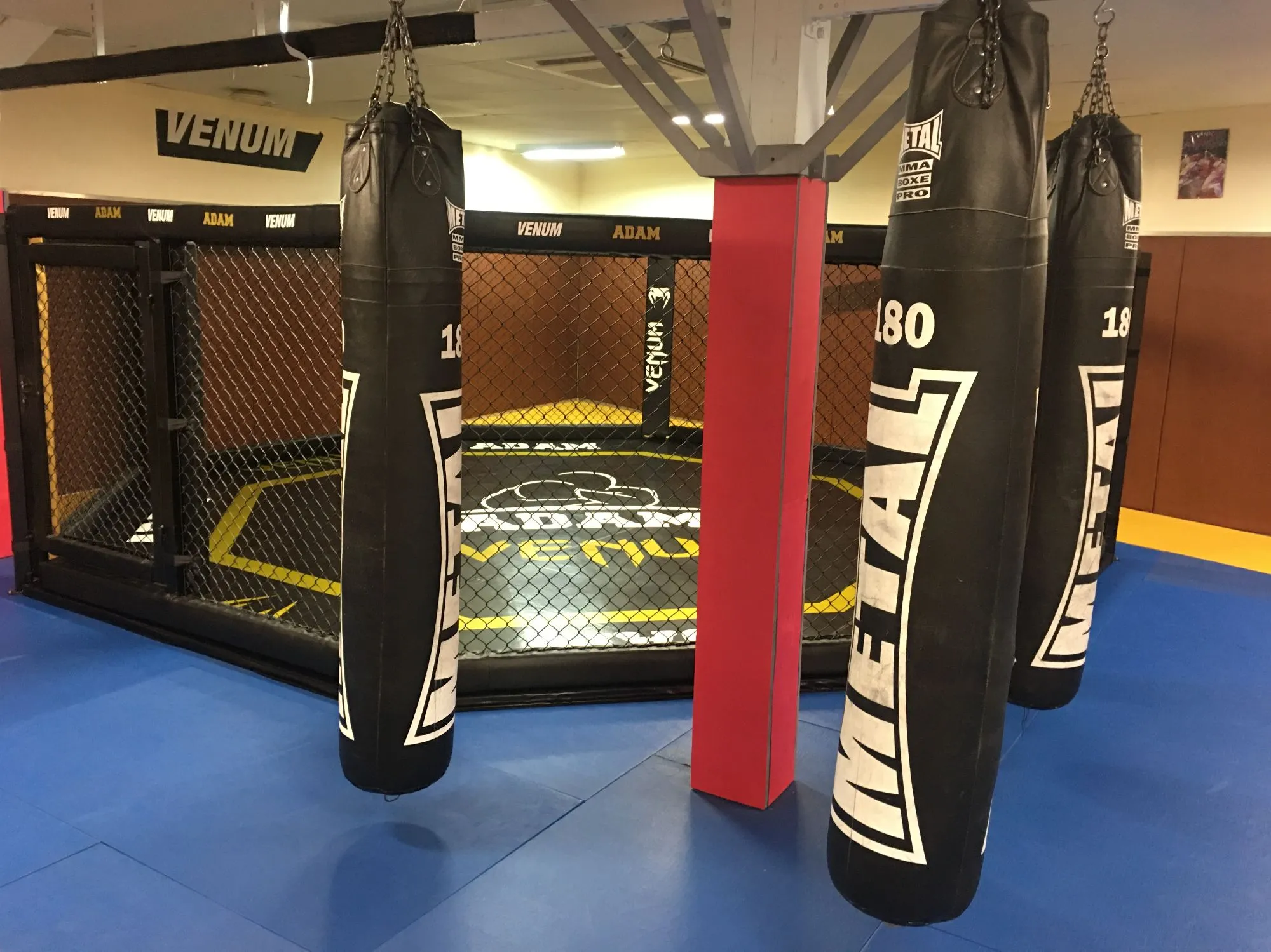 Le dojo principal de Bastide et sa cage.